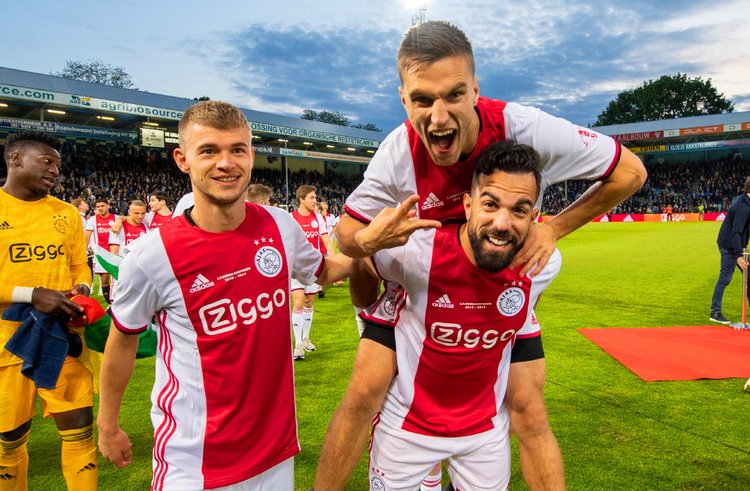 受采访时明 受采访时明